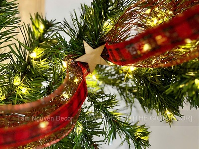 Dây lá thông Noel châu mờ ruy băng đỏ dài 3M [Bản lớn - Nhiều lá - Đèn đom đóm] DAYLA-04